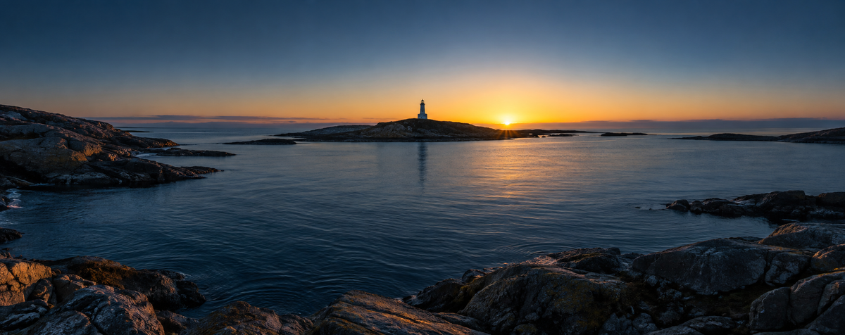 Farol numa ilha rochosa ao pôr do sol, visto de uma enseada